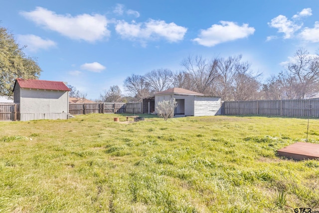 view of yard featuring a shed