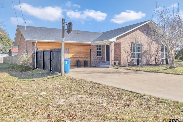 view of front of property with a front yard