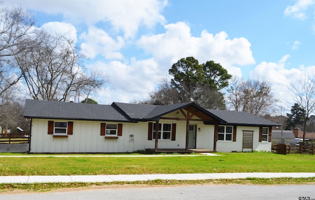 ranch-style home featuring a front lawn