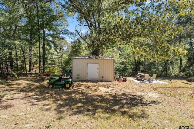 view of yard featuring a storage unit