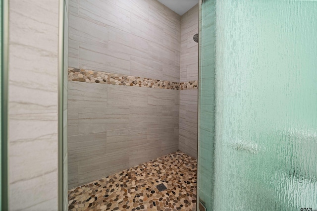 bathroom featuring tiled shower