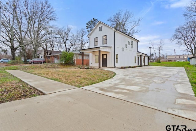 view of front of house with a front yard