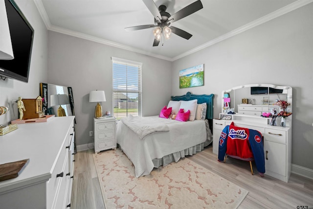 bedroom featuring light hardwood / wood-style floors, ceiling fan, and crown molding