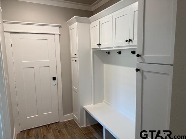 14533 Woodland Creek Dr, Tyler, TX 75706 - mudroom featuring dark wood finished floors and crown molding