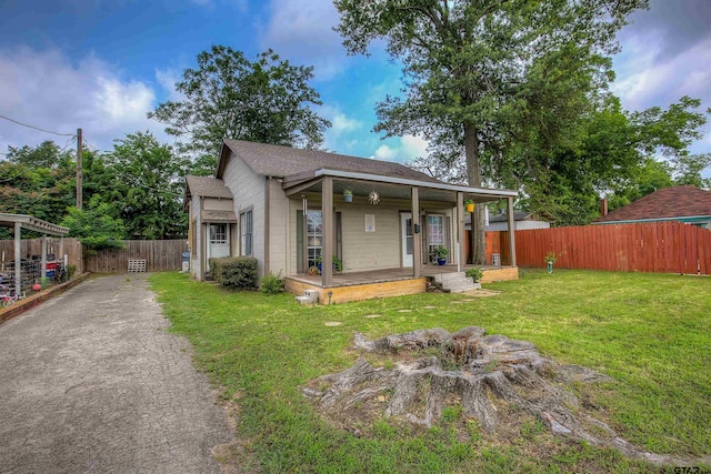 view of front of property featuring a front lawn and ceiling fan