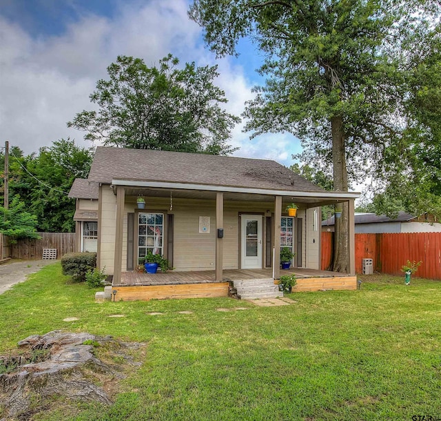 view of front of house featuring covered porch and a front yard