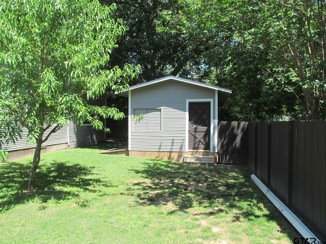 view of yard featuring an outdoor structure