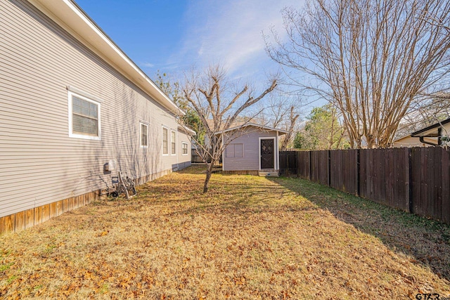 view of yard with an outbuilding