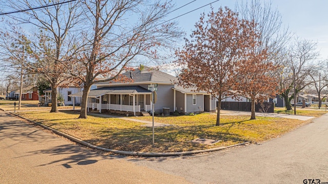 view of front facade featuring a front yard and covered porch