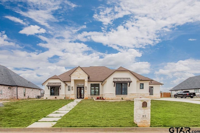 view of front facade featuring a front yard