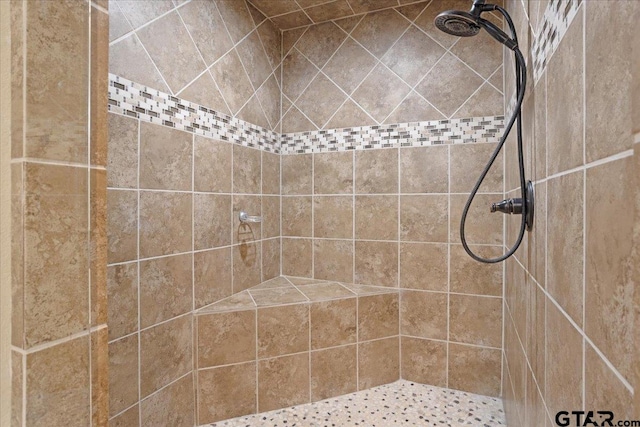 bathroom featuring tiled shower