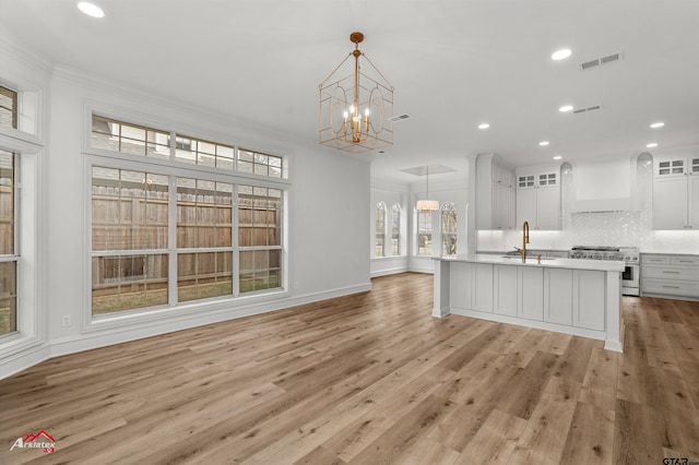 6309 Gleneagles, Tyler, TX 75703 - kitchen featuring an inviting chandelier, stainless steel range, a sink, visible vents, and custom exhaust hood