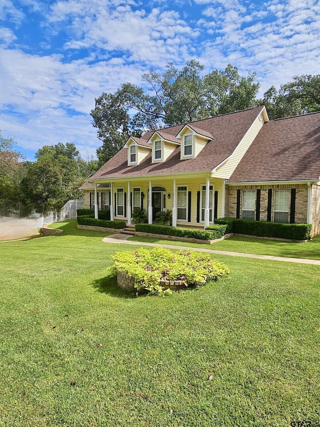 view of front of property featuring a front yard and covered porch