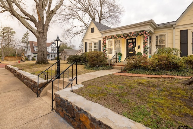 view of front of property with a front yard