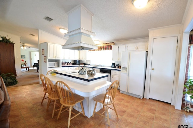116 Piney Pt, Murchison, TX 75778 - kitchen with white appliances, a textured ceiling, a kitchen island, a ceiling fan, and white cabinets