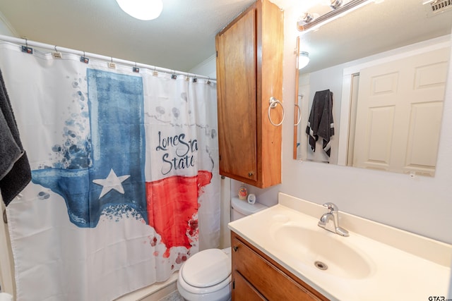 full bath featuring toilet, vanity, curtained shower, and visible vents