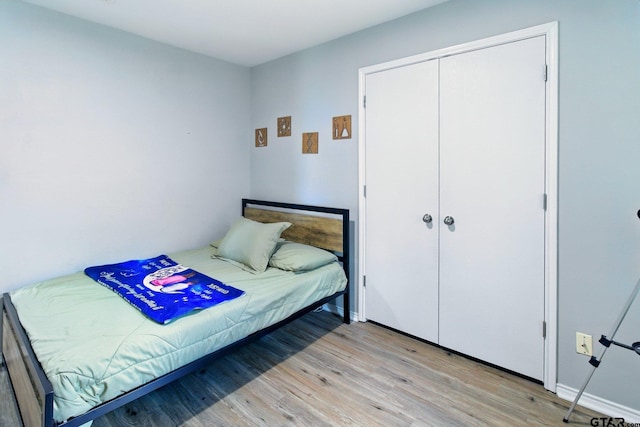 1112 E Park Dr, Lindale, TX 75771 - bedroom featuring light wood-type flooring and a closet