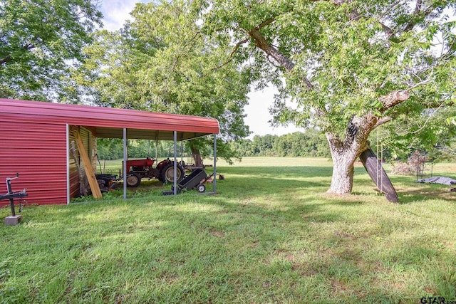 view of yard with an outbuilding