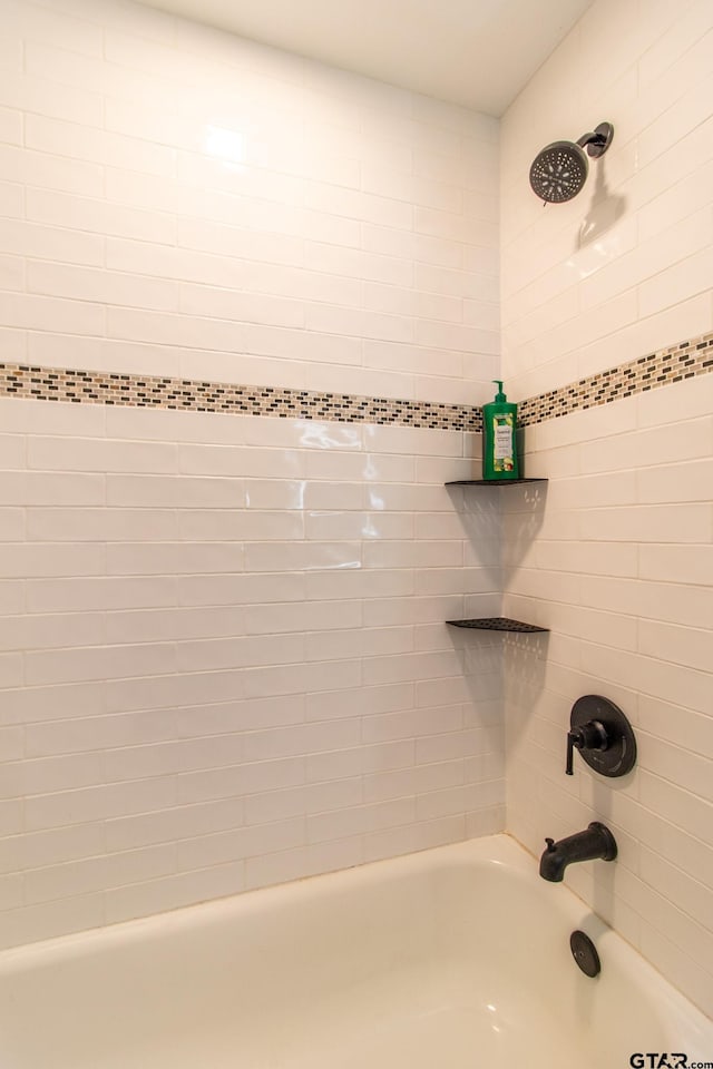 bathroom featuring tiled shower / bath combo