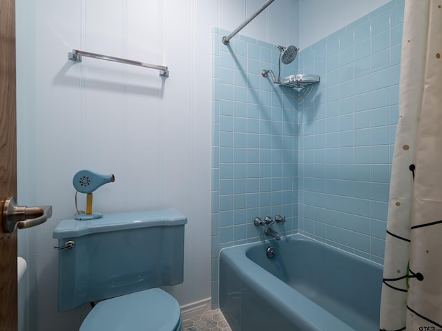 bathroom featuring shower / bath combo with shower curtain, tile patterned floors, and toilet