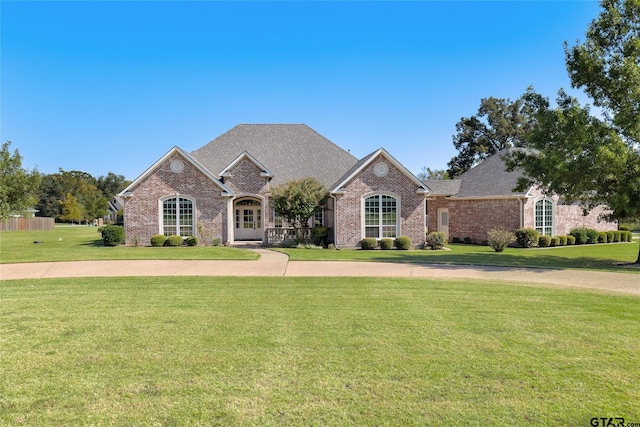 view of front of property featuring a front yard