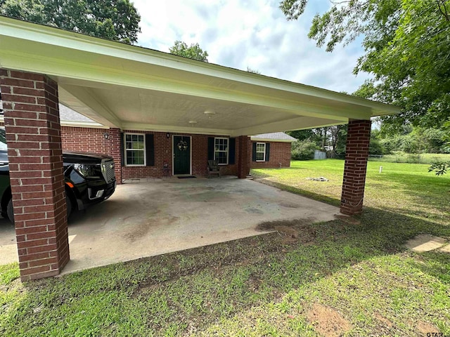 view of front of property featuring a front lawn and a carport