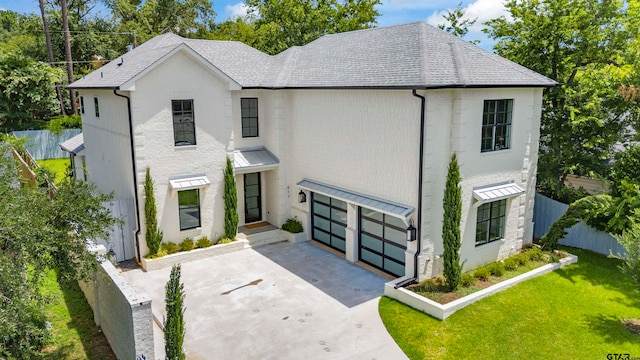 view of front facade featuring a front yard and a garage