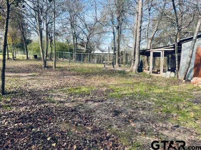 view of yard featuring an outbuilding