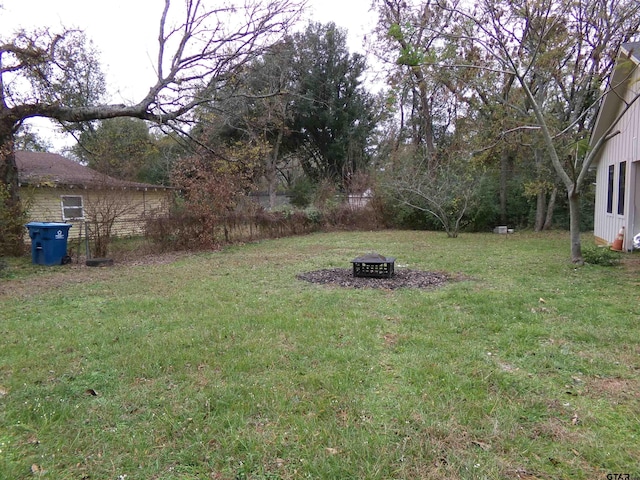 view of yard featuring an outdoor fire pit