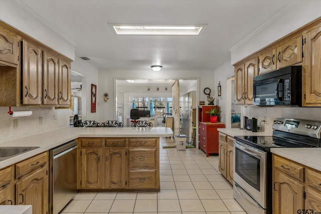 kitchen featuring ornamental molding, stainless steel appliances, kitchen peninsula, and light tile patterned floors