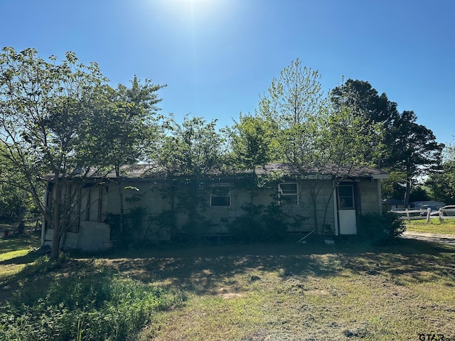 exterior space featuring a lawn