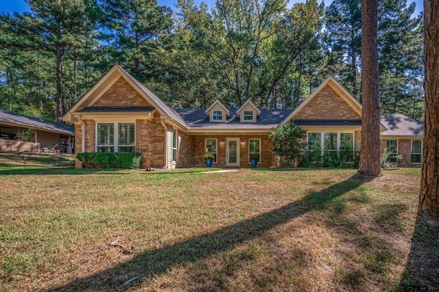 view of front of home featuring a front yard