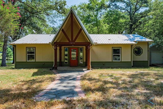 view of front facade featuring a front yard