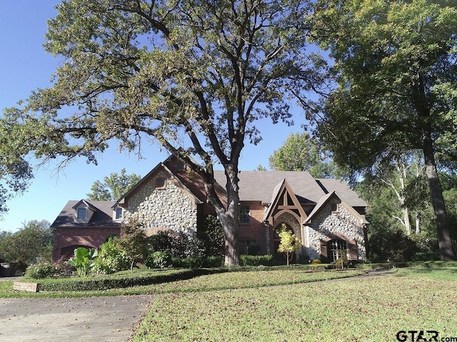 view of front of house with a front yard