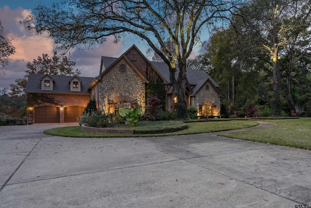 view of front facade featuring a garage and a yard