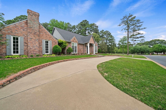 view of front of house featuring a front yard