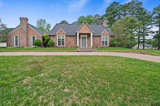 view of front of property with a front lawn