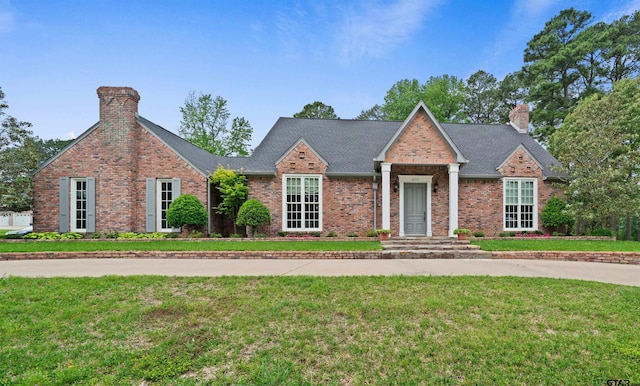 view of front of property featuring a front lawn