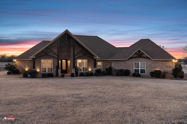 view of front of house featuring a lawn