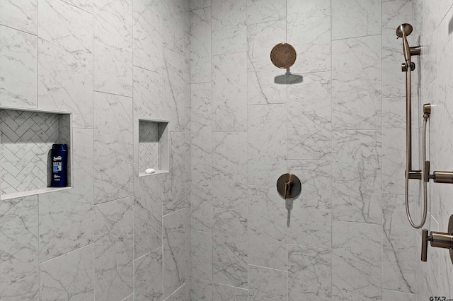 bathroom featuring a tile shower