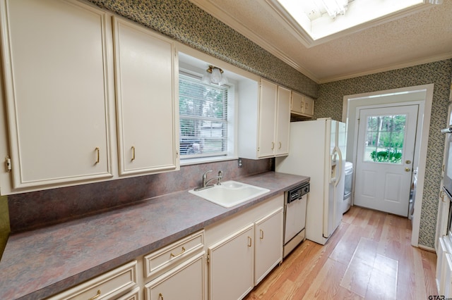 102 King Henry Rd, Scroggins, TX 75480 - kitchen with crown molding, a sink, plenty of natural light, white appliances, and wallpapered walls