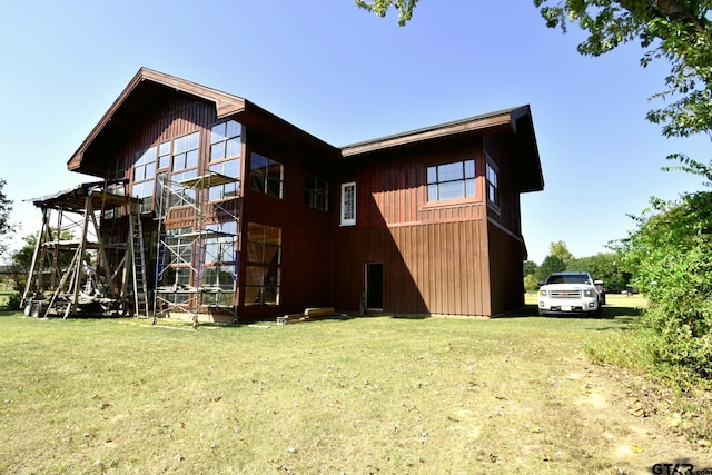 back of house featuring a lawn