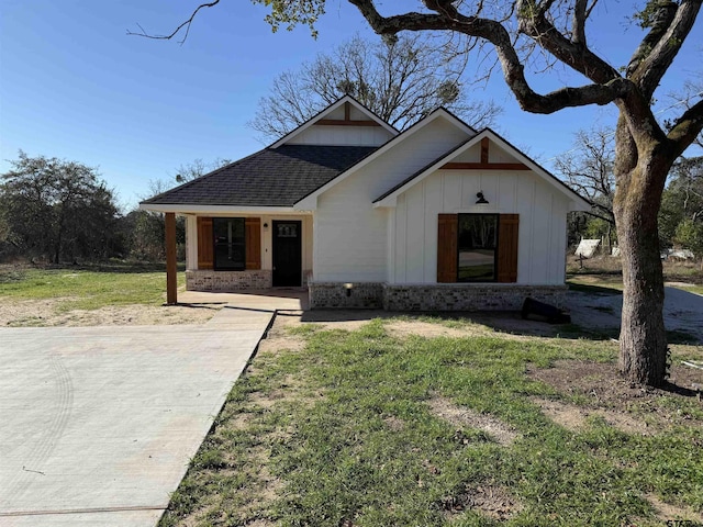 view of front of property featuring covered porch and a front lawn