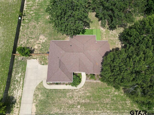 single story home with a front yard