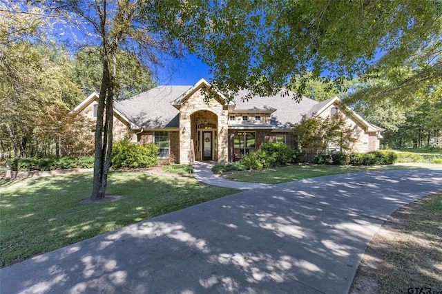 view of front of property featuring a front lawn