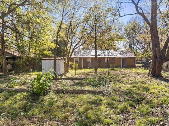 view of yard with a storage shed