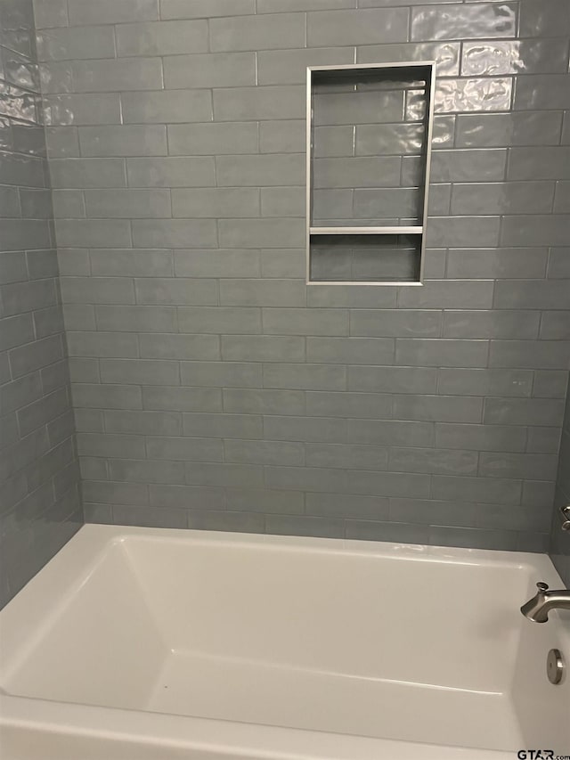 bathroom with tiled shower / bath combo