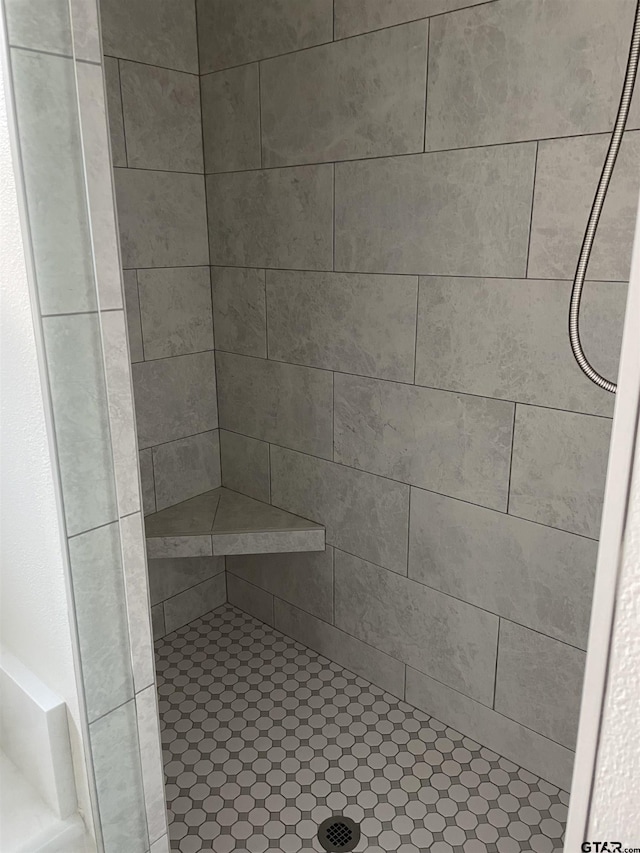 bathroom featuring a tile shower