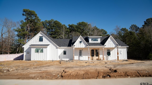 view of modern farmhouse style home