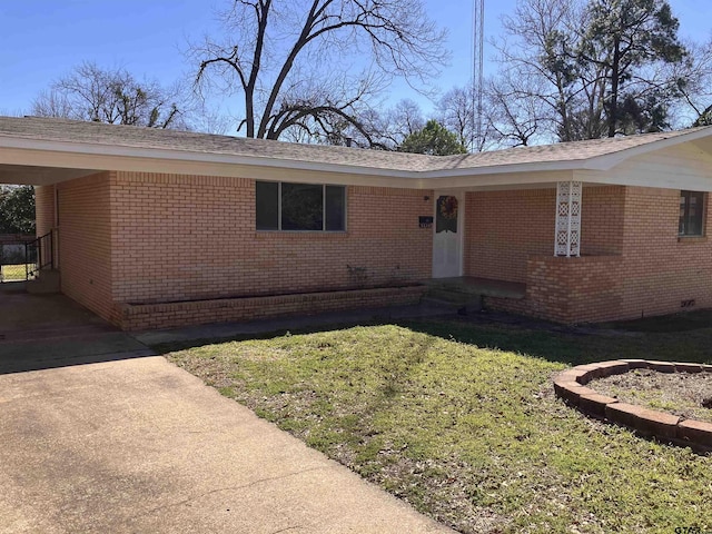 view of front facade featuring a front yard and brick siding